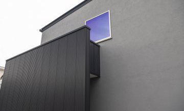 吹き抜けの開放感！外壁が美しいダークグレーのモダン住宅