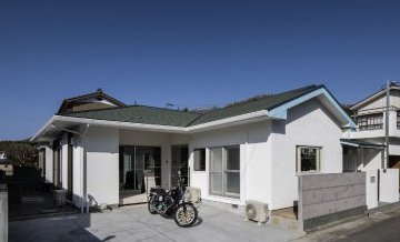 レトロなデザインを楽しむバイクガレージ付きのお家