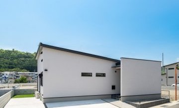 細部までこだわり抜いたシックな大人の魅力溢れる平屋